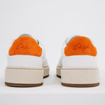 Jägermeister x Flowers For Society The Curt Sneaker vit, bakifrån med orange mockahällapp och graverad "Curt"-signatur