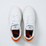 Jägermeister x Flowers For Society The Curt Sneaker vit, ovanifrån med orange innermaterial och Jägermeister-logga på tungans utsida
