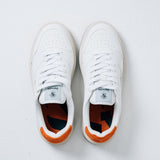 Jägermeister x Flowers For Society The Curt Sneaker vit, ovanifrån med orange innermaterial och Jägermeister-logga på tungans utsida