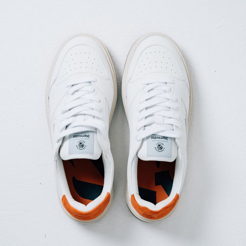 Jägermeister x Flowers For Society The Curt Sneaker vit, ovanifrån med orange innermaterial och Jägermeister-logga på tungans utsida