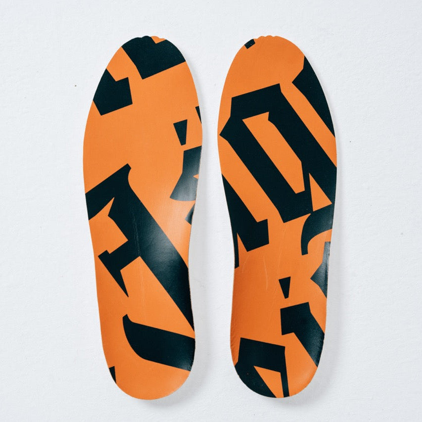 Jägermeister x Flowers For Society The Curt Sneaker, orange innersula med svart grafiskt typsnittsmönster